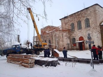 Подъёмный кран пришёл на помощь курмышскому храму