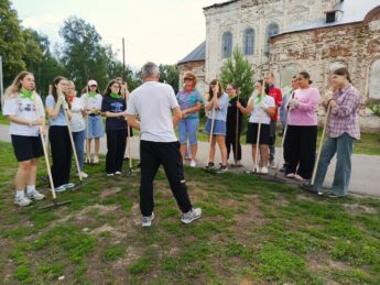 Юные волонтёры на благоустройстве территории курмышского музея