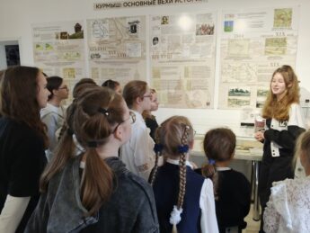 Юные экскурсоводы продолжают принимать гостей