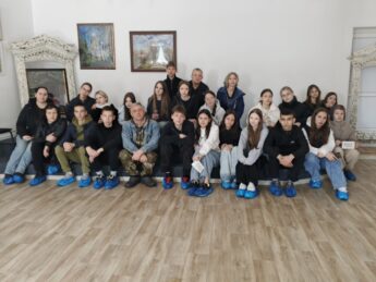 Юные волонтёры на уборке храма Рождества Богородицы и территории музея